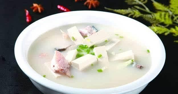 炖鱼|炖鱼头豆腐汤时,别着急下锅炖,记得加上它,汤鲜肉嫩还不腥