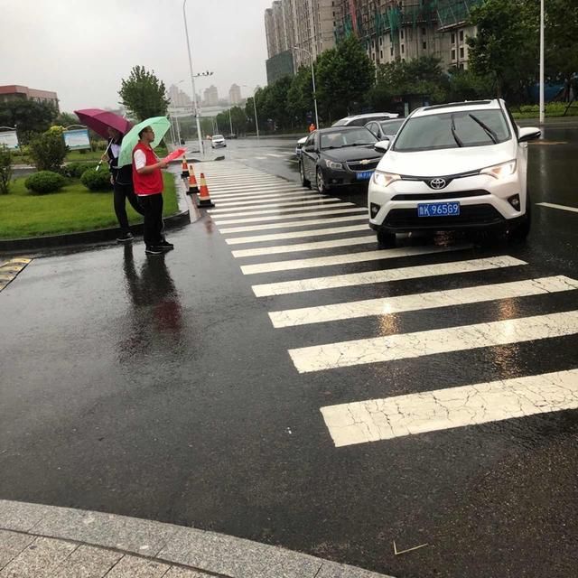 礼让|荣成一中教师志愿者积极参与“礼让斑马线、倡导文明行”