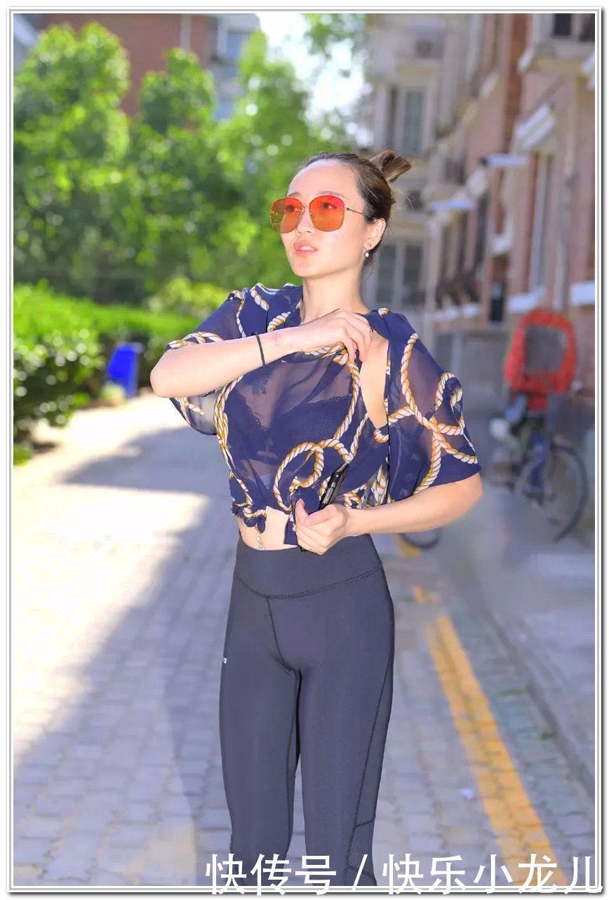 本人|气质出众的健身美女,省心的无脑搭配,小蛮腰大长腿统统有!