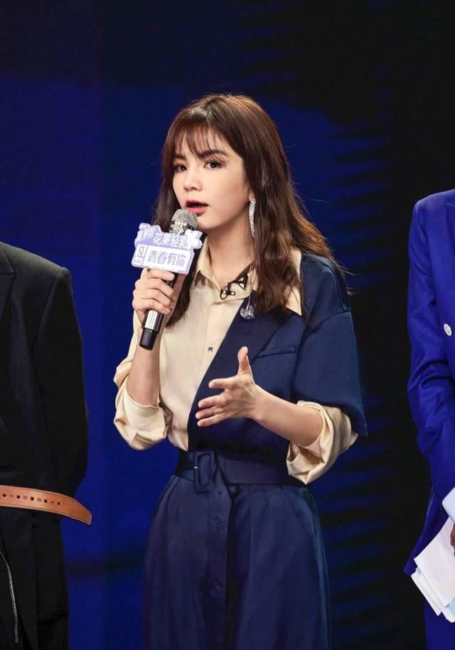  精致|Ella小秀厨艺，穿简约白T不似节目中精致，3岁劲宝西瓜头出镜超萌