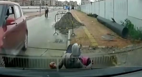  马路上|老人车前自己摔倒，后车立马倒车离开，老人家属：你为什么不扶？