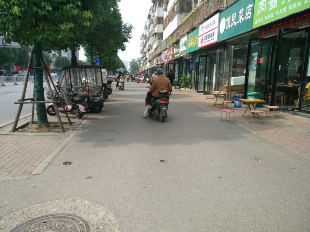 扎心|呼声！这些隔离柱断茬，扎鞋扎轮胎更扎心