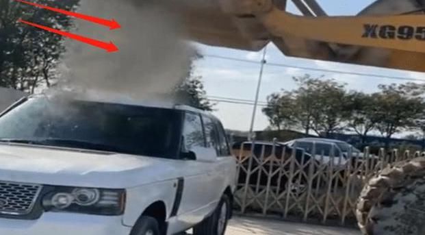  石子|路虎工地门口违停，拒绝20个挪车电话，老板开来铲车用石子淋