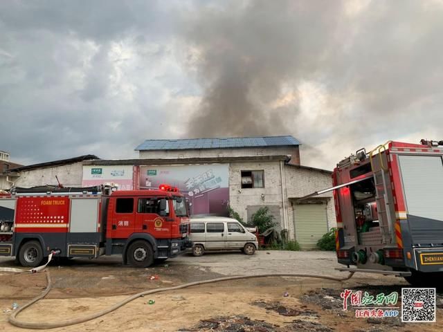  发生|南昌黄家湖小区附近一平房发生火情 消防部门正在扑救