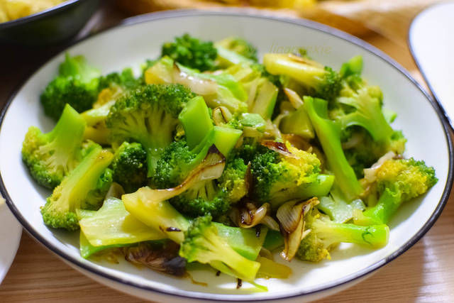 西兰花|1家3口的晚饭,3菜1汤2主食,晒到朋友圈,大家都点赞