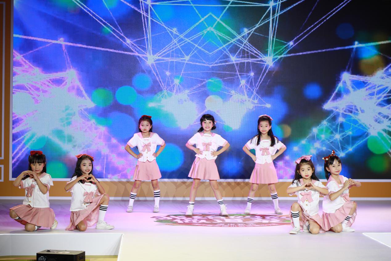  总决赛|大咖主持、少儿舞团现身港华紫荆《我给妈妈做道菜》总决赛舞台！