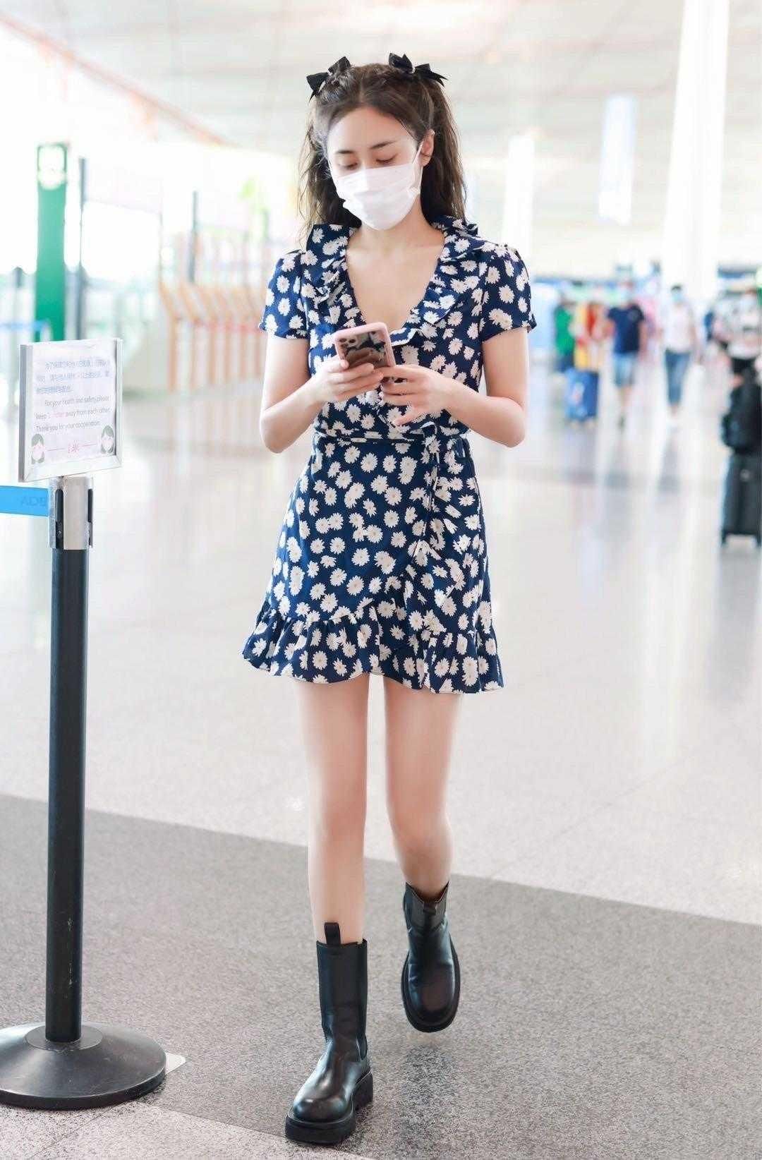 连衣裙|白百何瘦下来真会穿，高领碎花连衣裙配高马尾，气质高级大气