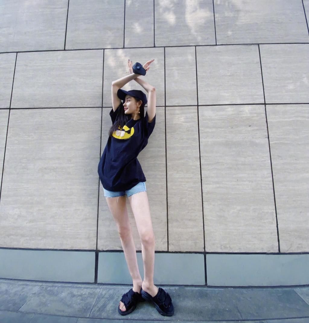  身材|张天爱穿衣搭配眼光真棒，条纹上衣配短裙，让身材比例看起来逆天