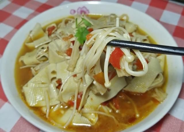 豆腐皮|天热豆皮金针菇这么做,吃得才够味,鲜嫩滑爽开胃,简单好吃下饭