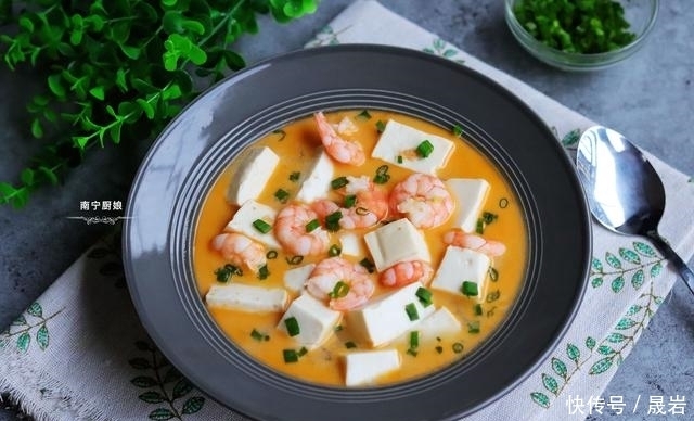 美味|喜欢吃豆腐的要收藏,加入咸蛋黄和虾仁这样煮,入味又鲜香美味