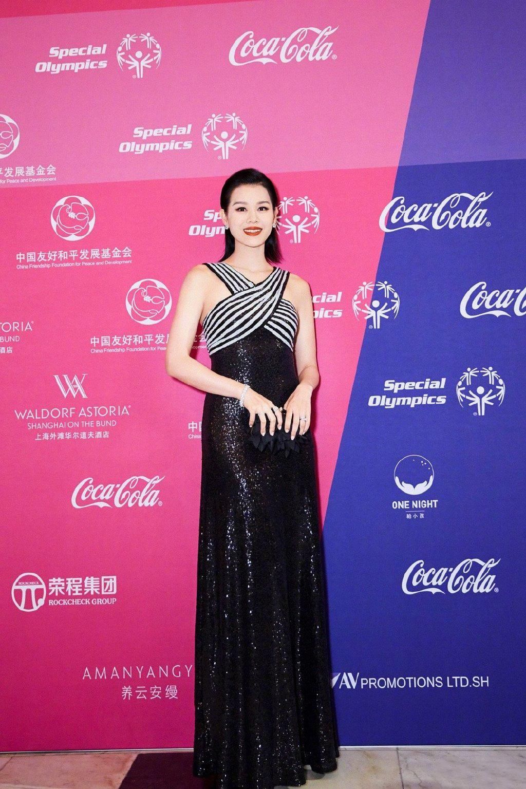  样子|胡杏儿这是中年人的样子？穿白色挂脖连体裤，配短发优雅又少女