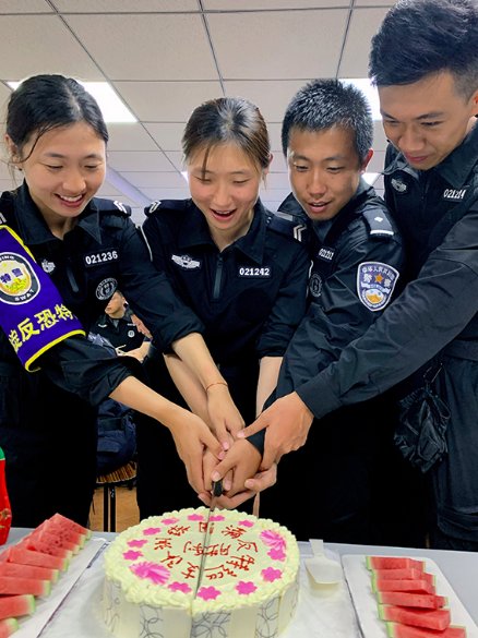 特警队|特警炼成，新人入队！这俩女特警太飒了