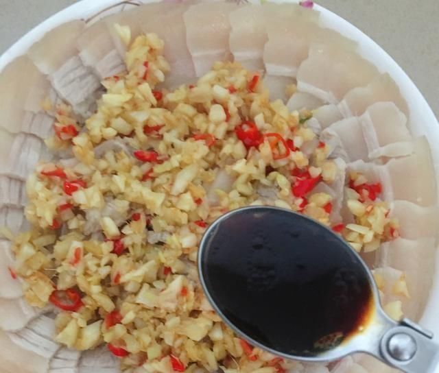  猪肉|这是吃五花肉的新方法，这是用水和大蒜煮的，他很肥但不油腻