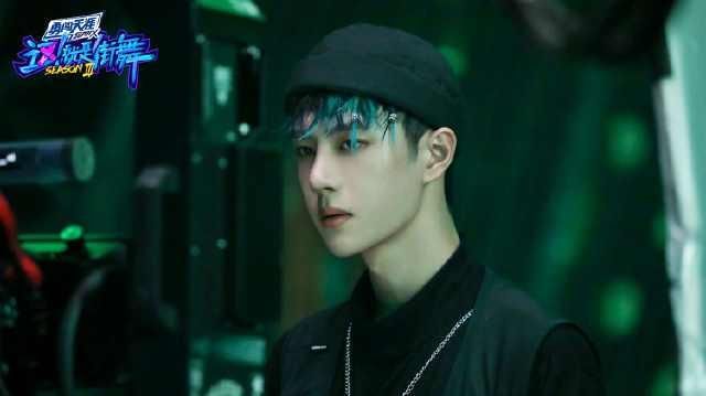  蓝绿色|王一博蓝绿色脏辫！这造型简直不要太街舞！一波王炸！