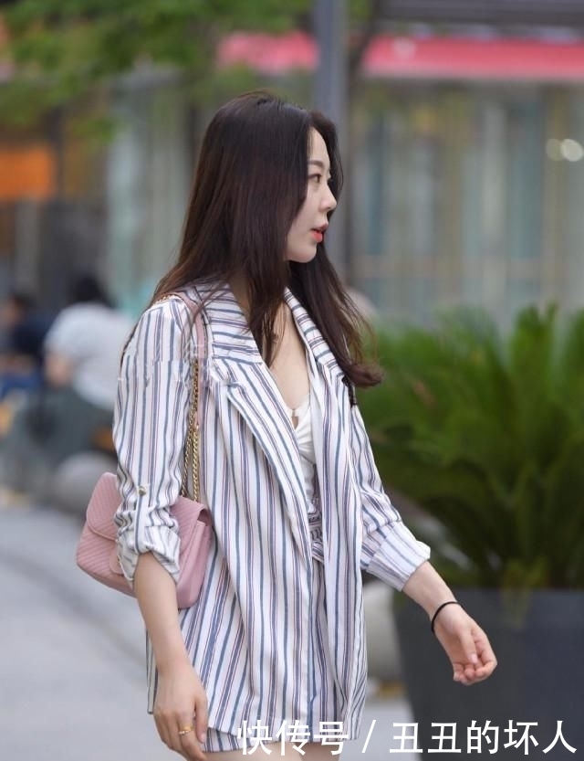 着急|出门太着急, 把“病号服”当成外套, 短裤都盖不住