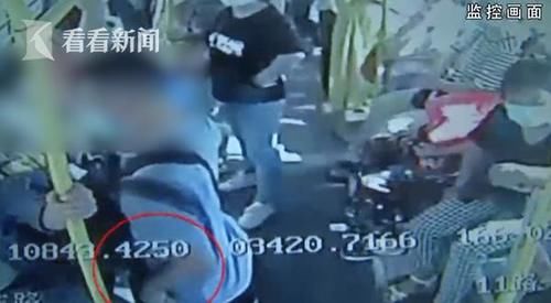 公交司机王|男子公交车上偷钱跳窗逃跑,司机跳窗追赶将其制服