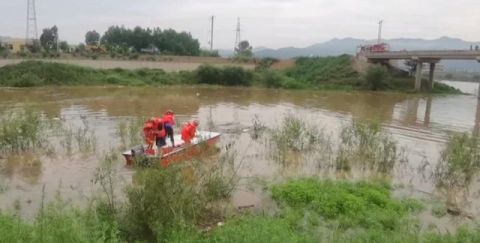  救援人员|钓鱼遇开闸放水，七旬老人被困河中心