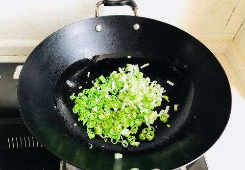 麻辣|西瓜皮您会吃吗?教您一道不花钱的开胃小菜,麻辣鲜香,超下饭