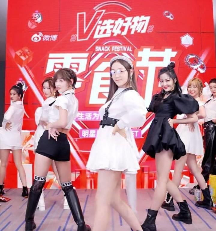 担当|硬糖少女做客薇娅直播间,黑白搭配元气满满,颜值担当很显然