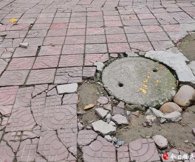  南门|南充南门西街人行道烂得像张“大拼图”两年来一直没得哪个管