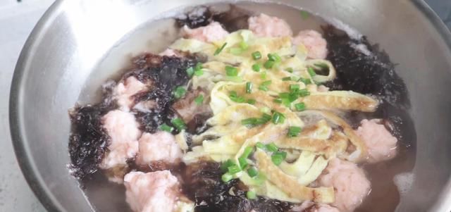  鲜味|鲜味十足的紫菜虾滑汤，适合各种人群，补钙有营养，好吃还不长胖
