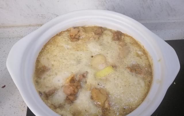  扔进|鸡块扔进砂锅焖，不放一滴水，50分钟后开盖，闻着味道就口水直流