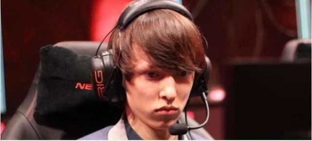 离队|电竞圈大地震！LOL传奇选手官宣离队，Uzi、厂长都要叫他前辈