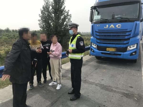  小轿车|大货车高速上追尾小轿车，双方在路旁争执不休