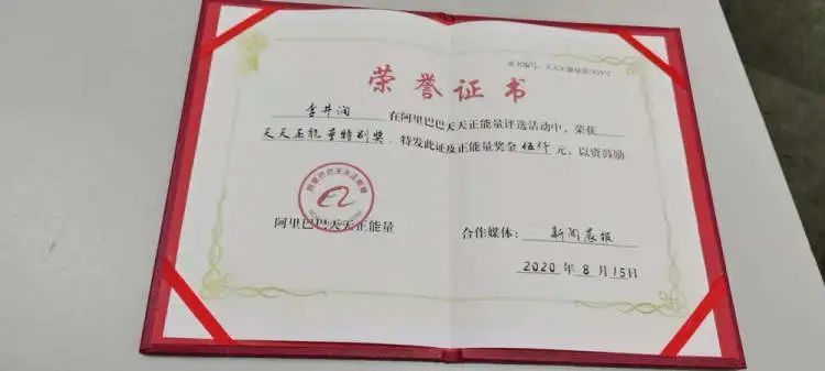 霸气|消防车被堵,外卖小哥上海街头霸气指挥交通,被重奖了