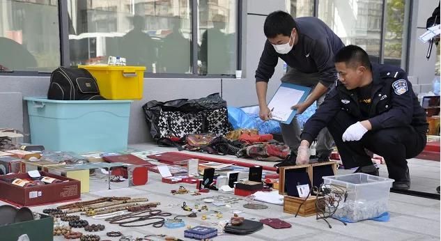 纪念币|黄金首饰、烟酒、纪念币，700件价值200万的赃物铺满篮球场！警方打掉特大入室盗窃团伙