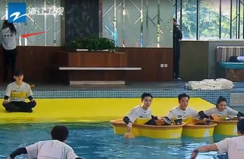  水上|蒋依依生理期坚持录跑男？遇水上游戏时，一旁郑恺的反应才是亮点