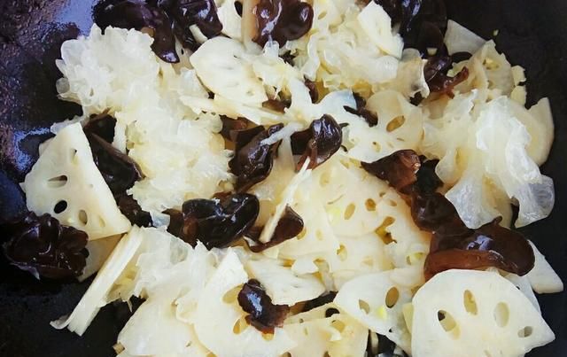 诀窍|炒木耳要好吃的诀窍,加点莲藕进去,美味愈加劲道,营养更是全面