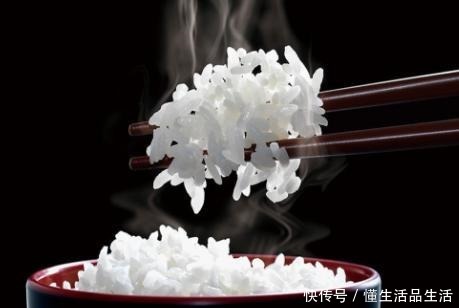 分明|焖米饭时,别直接放水就煮,谨记3点技巧,米饭粒粒分明,还香软