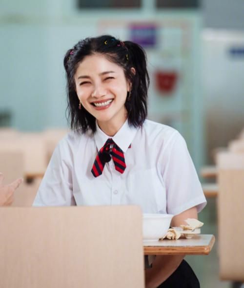 老人|44岁胡可穿学生服显清纯,一旁沙溢却穿老人鞋,被吐槽像两代人