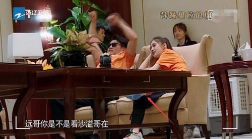  状态|《奔跑吧》baby松垮葛优躺，李沁收腹挺腰气质优雅，观众称差别大