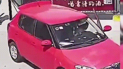  女司机|女司机倒车竟把自己压车底，又是怎么回事？