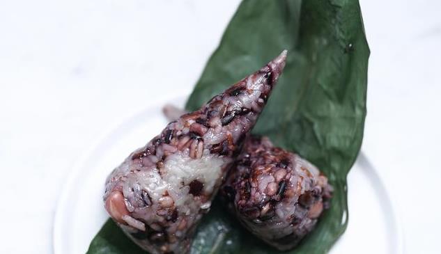 制作|黑米是一种非常有营养的主食,要想蒸出软糯的黑米,之前需要对黑米进行浸泡