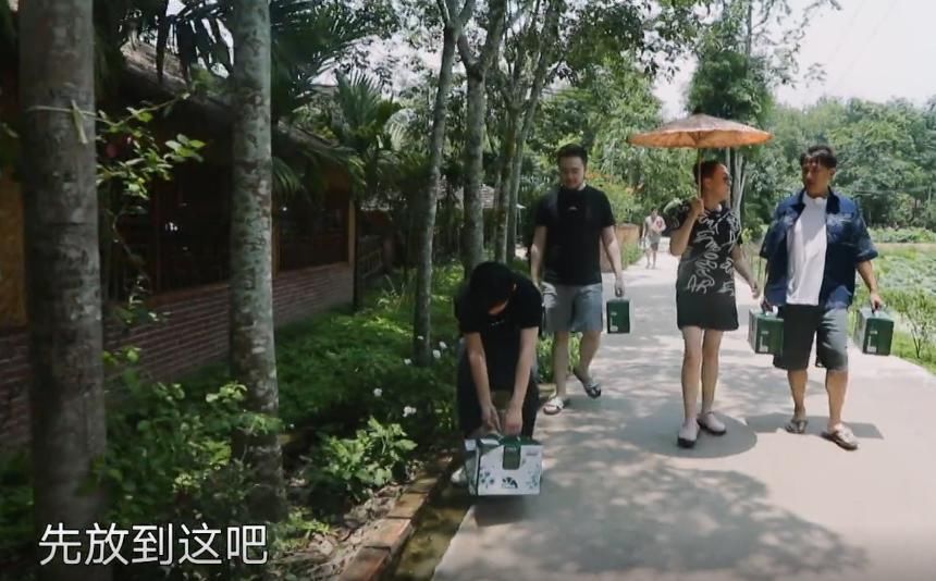 用意|何老师串门前把礼物扔路边不拿,本以为太小气,用意却让人敬佩!