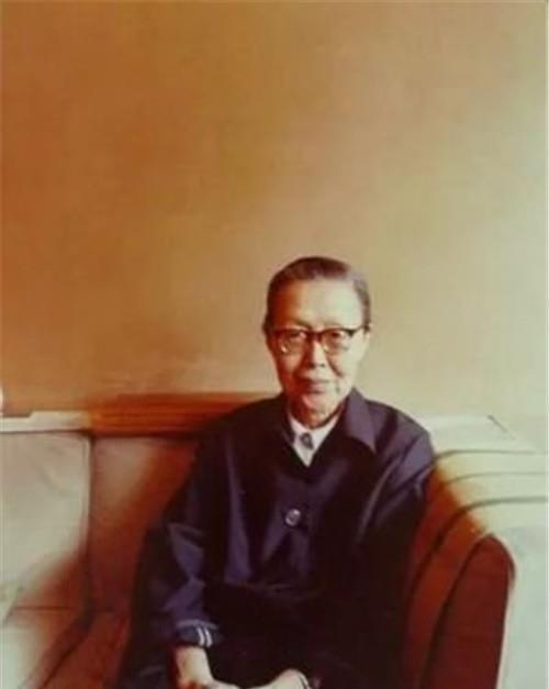 岁时|初恋嫌弃她的家世另娶,她坚持不嫁人等了52年,78岁时终嫁给初恋