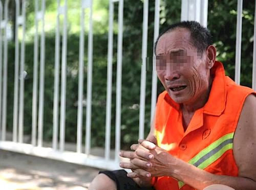  白色轿车|大叔往车外倒烟灰，交警找来环卫工，处罚方式大快人心