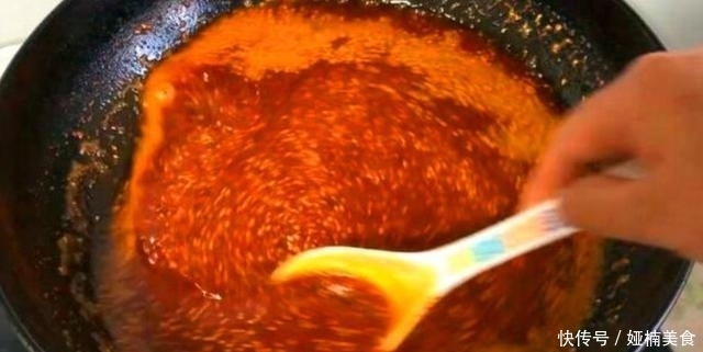 热油|炸辣椒油,只浇热油就“废”了,多加这1步,辣油香辣红亮特解馋