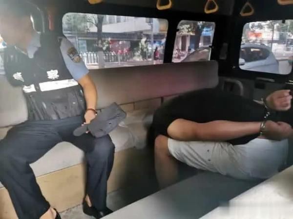 勇敢|今晨,银川中山南街一男子突然打砸公交站台,两市民勇敢将其制服