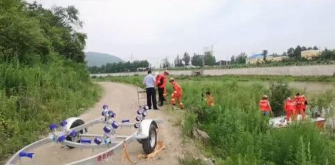  救援人员|钓鱼遇开闸放水，七旬老人被困河中心