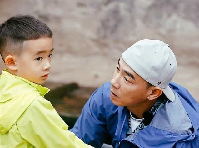 陈小春|陈小春儿子的作业走红,神造句引发网友讨论,称赞小春教得好