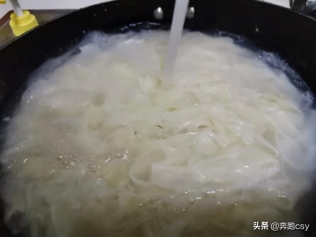  家用|美食小妙招：在家用饺子皮制作油泼面，做法简单，非常好吃