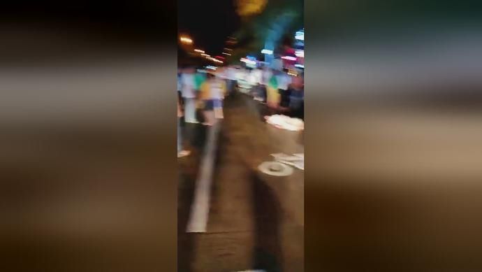  殴打|视频疯传！澄迈一男子当街殴打、开车碾压妻子？警方回应