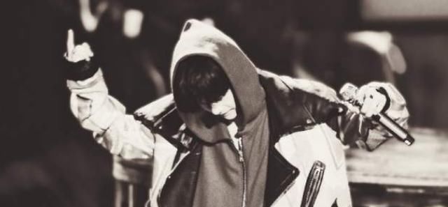  签约|何炅戳穿娱乐圈黑幕：签约100人只捧一个，赚剩下99人违约金