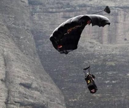  飞行|从腾云驾雾、轻功到“翼装飞行”，有机会像老鹰一样在天空中滑翔