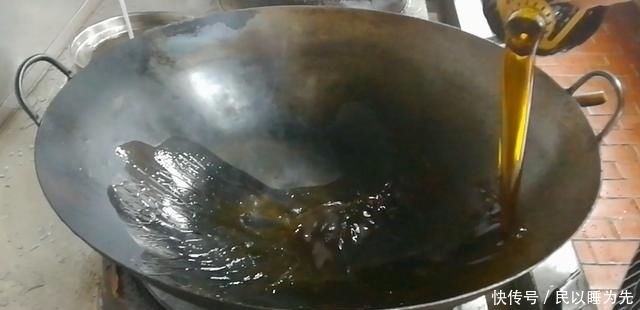 下入锅中|淮扬菜大厨改良员工餐将香菇烧鸡这么做,鲜香微辣,开胃下饭