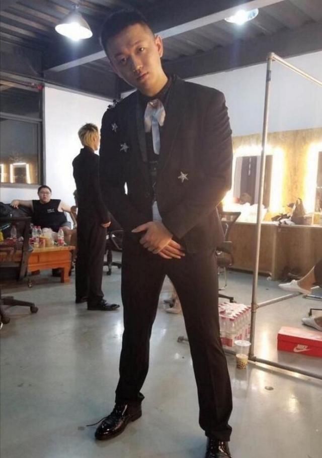  参加|网红再参加说唱比赛惨遭淘汰，自认说唱天王，曾向吴亦凡下跪道歉